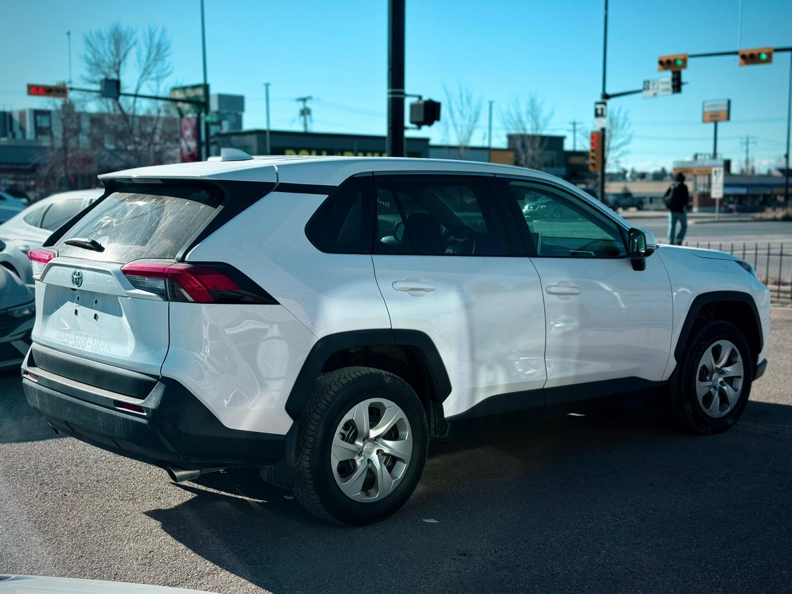2023 Toyota RAV4 — view 4