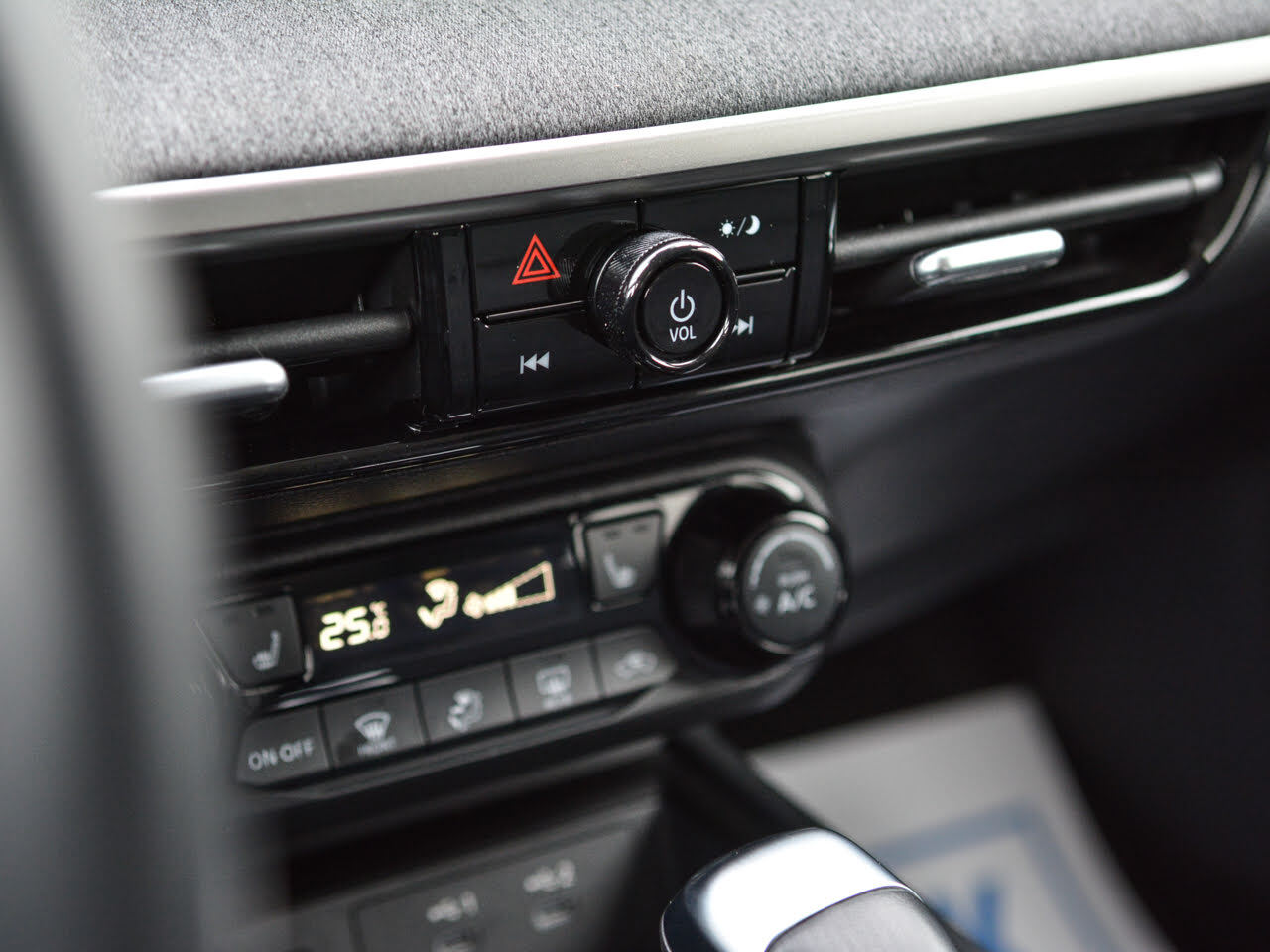 2025 Nissan Kicks - Gallery image 17