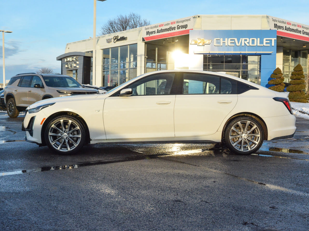 2022 Cadillac CT5 - Gallery image 2