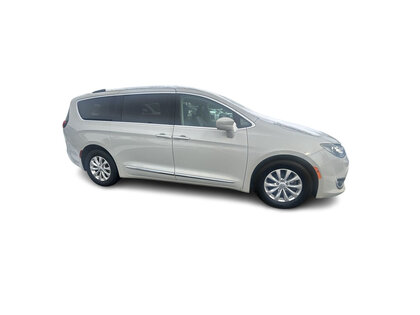 used 2017 Chrysler Pacifica car, priced at $15,998