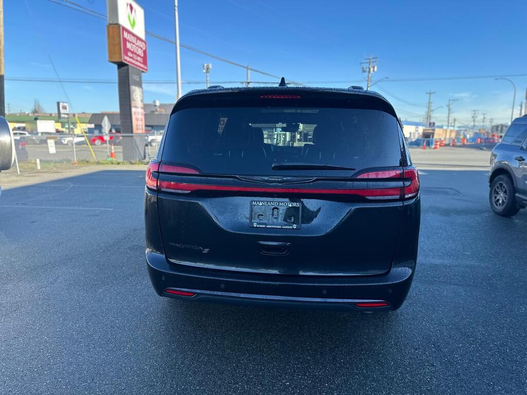 2023 Chrysler Pacifica — view 5
