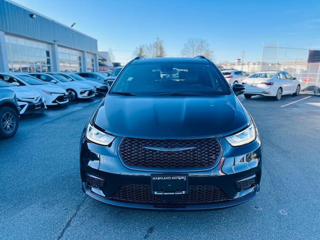 2023 Chrysler Pacifica — view 2