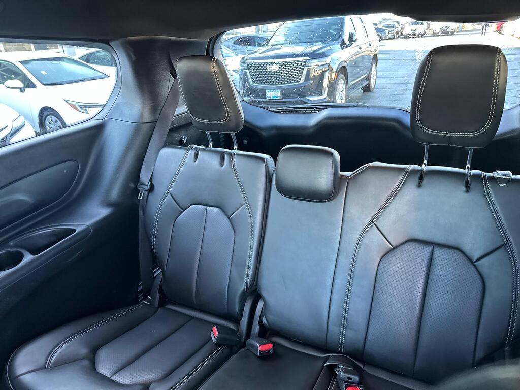 2023 Chrysler Pacifica — view 12