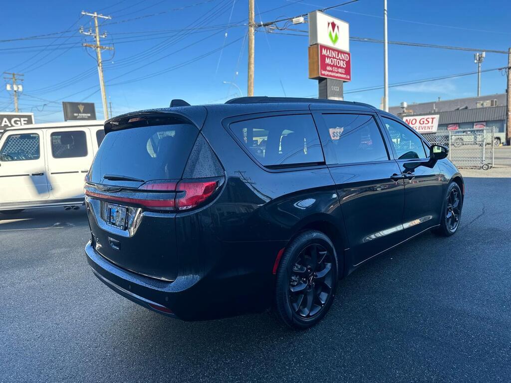 2023 Chrysler Pacifica — view 4