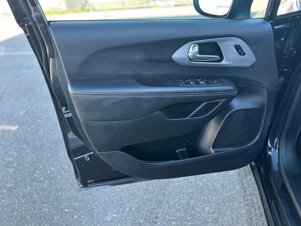2023 Chrysler Pacifica — view 9