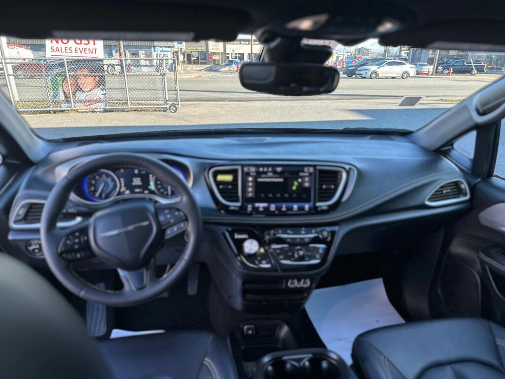 2023 Chrysler Pacifica — view 7