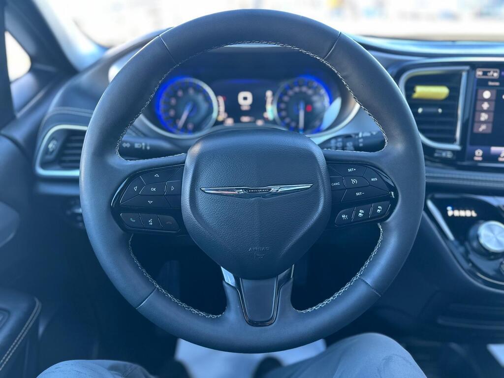 2023 Chrysler Pacifica — view 11