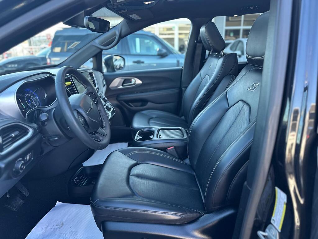 2023 Chrysler Pacifica — view 8