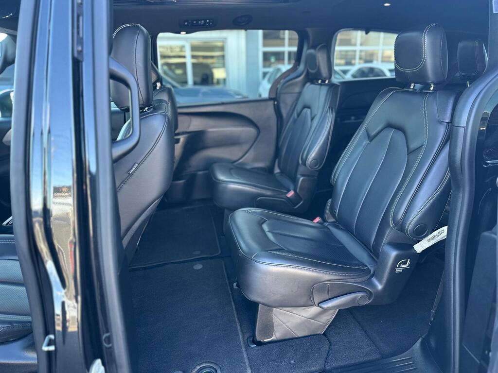 2023 Chrysler Pacifica — view 14