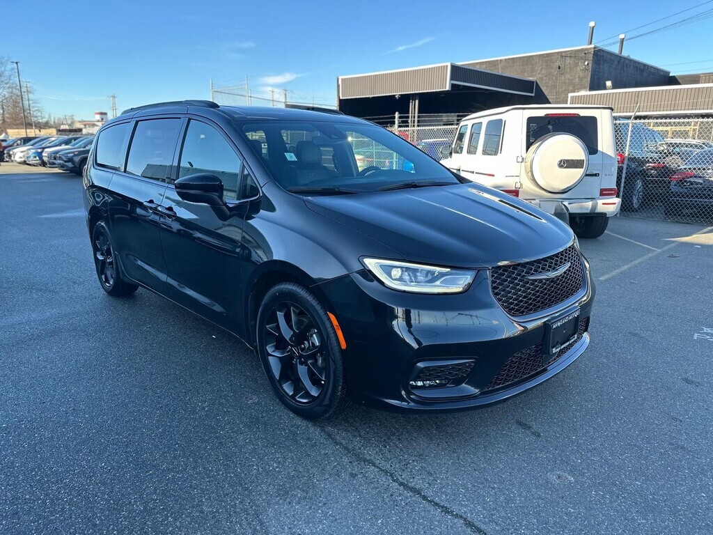2023 Chrysler Pacifica — view 3