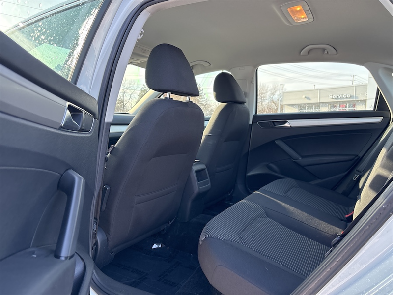 2017 Volkswagen Passat - Gallery image 17