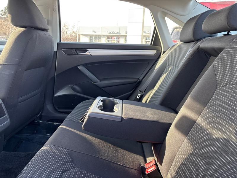 2017 Volkswagen Passat - Gallery image 12