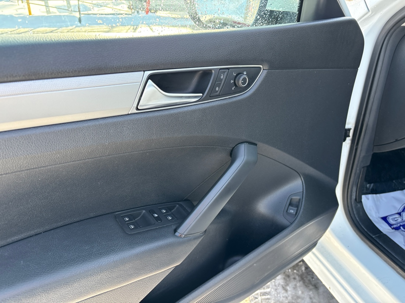 2017 Volkswagen Passat - Gallery image 16