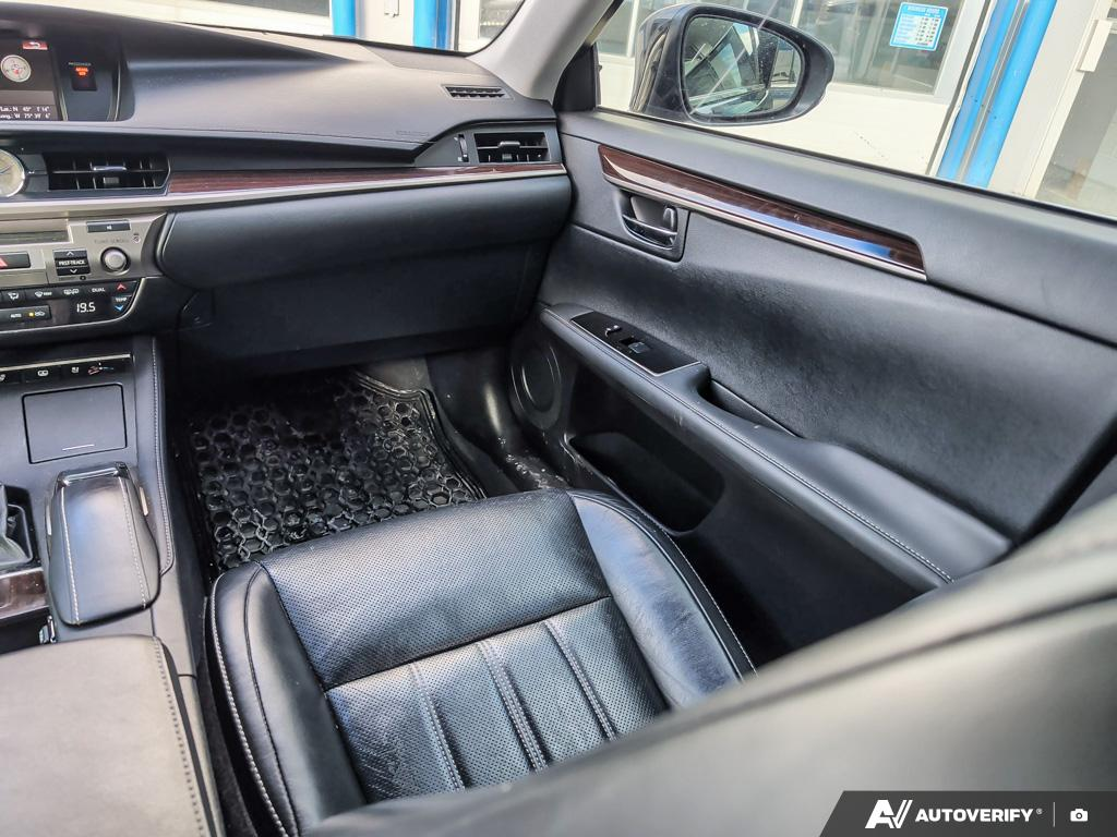 2017 Lexus ES 350 - Gallery image 24