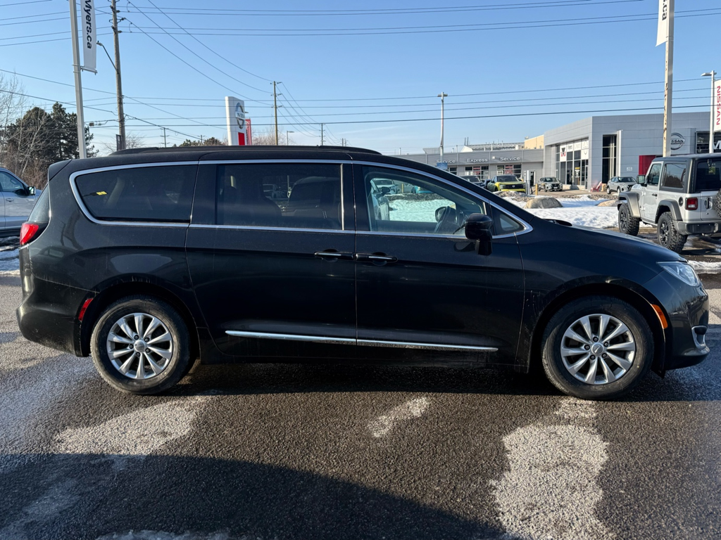 2017 Chrysler Pacifica - Gallery image 4