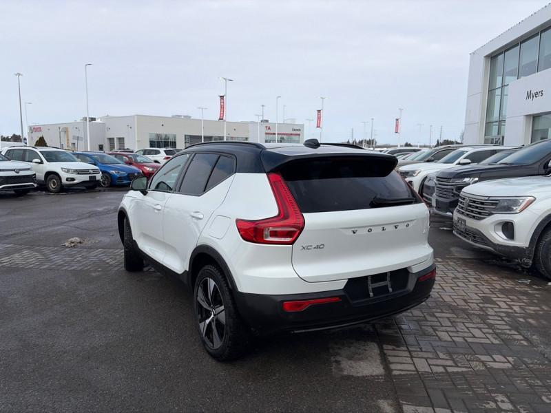 2024 Volvo XC40 - Gallery image 2