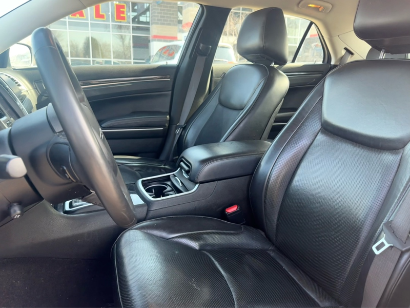 2023 Chrysler 300 - Gallery image 12