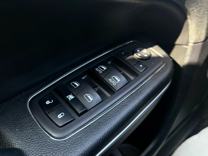 2023 Chrysler 300 - Gallery image 11