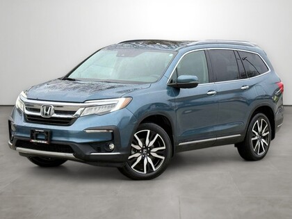 2021 Honda Pilot Touring AWD with Rear Captains Chairs