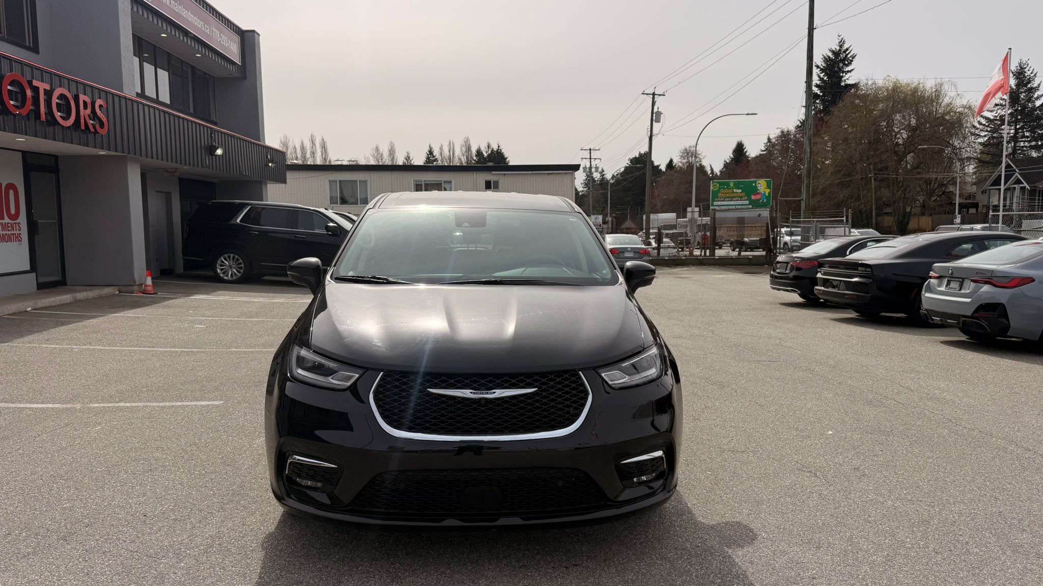 2023 Chrysler Pacifica — view 2