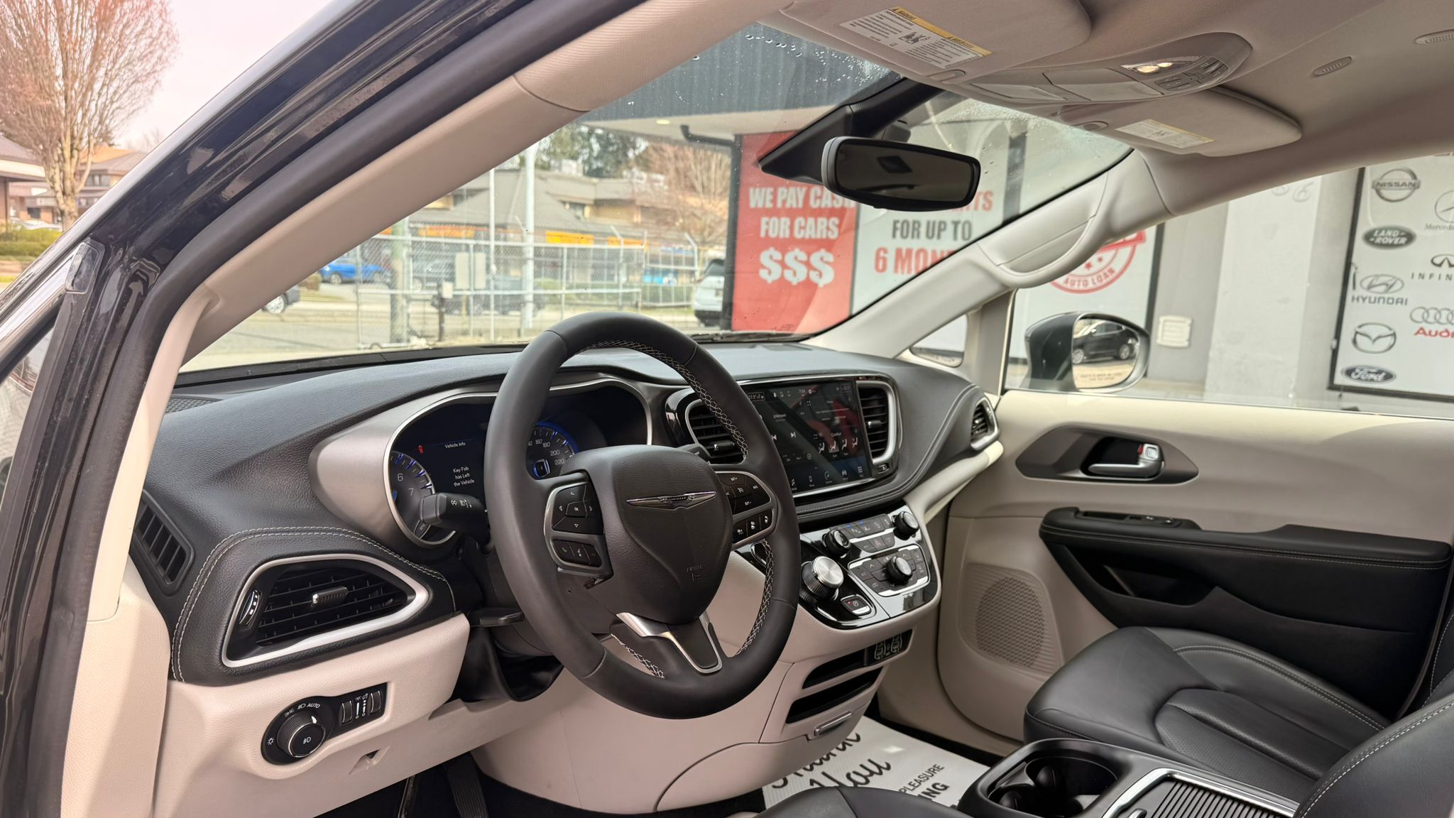 2023 Chrysler Pacifica — view 9