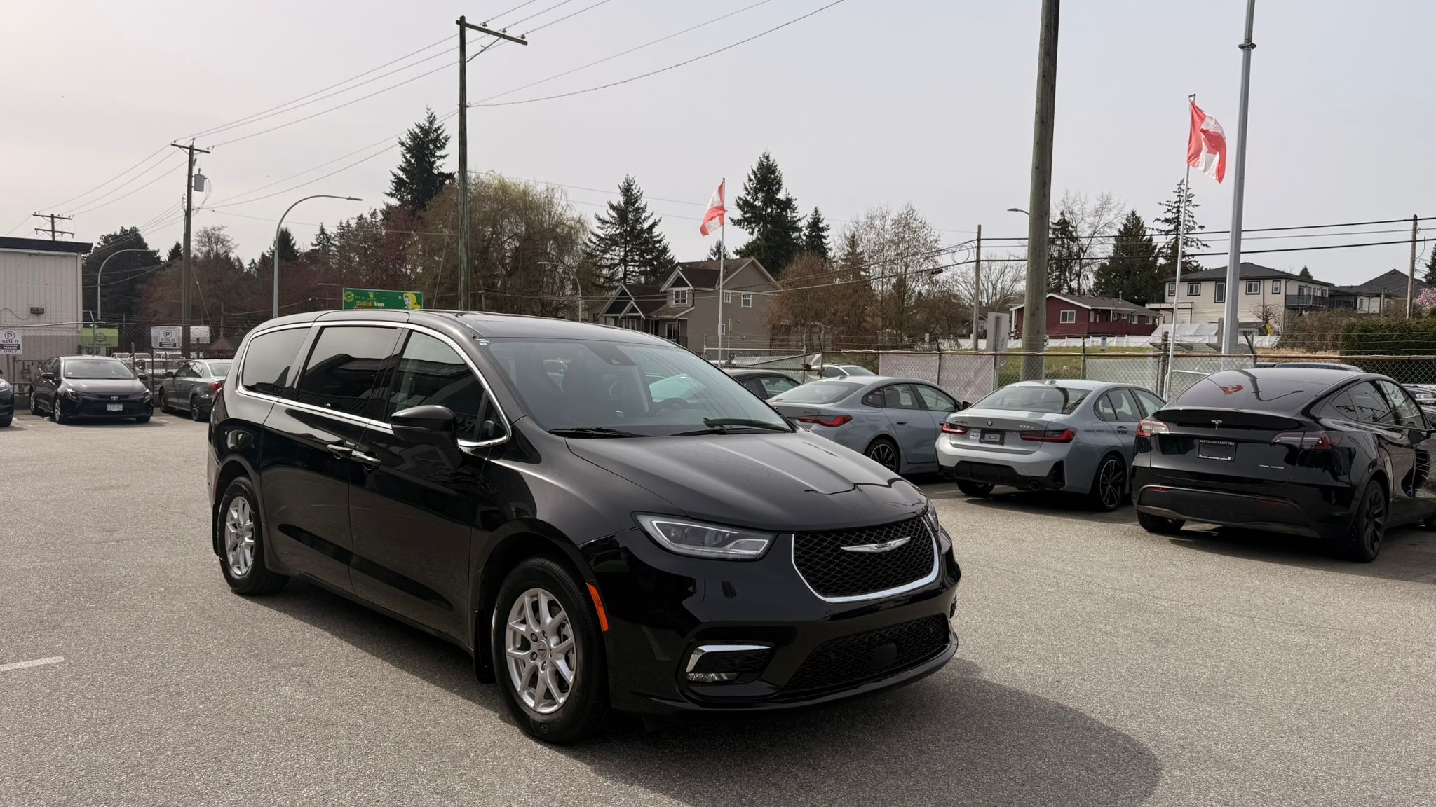 2023 Chrysler Pacifica — view 3