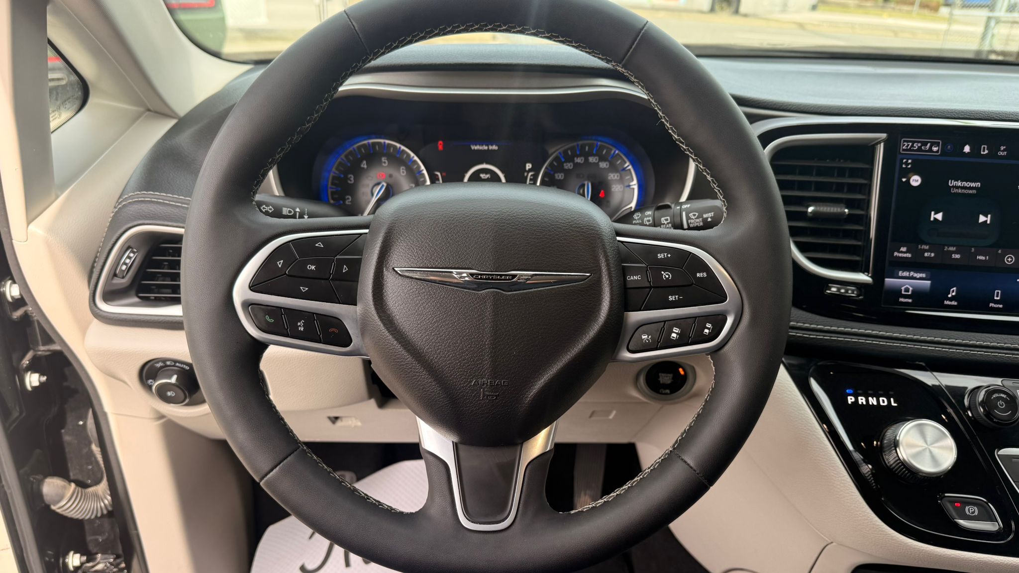 2023 Chrysler Pacifica — view 14