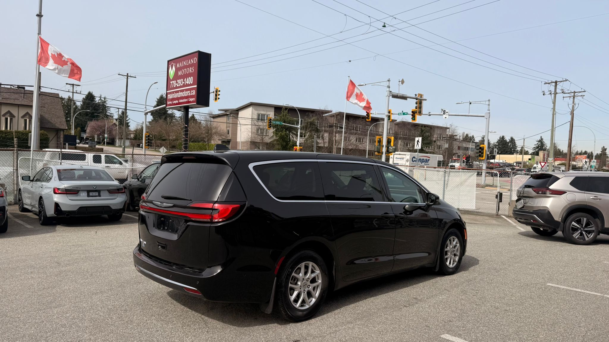2023 Chrysler Pacifica — view 5