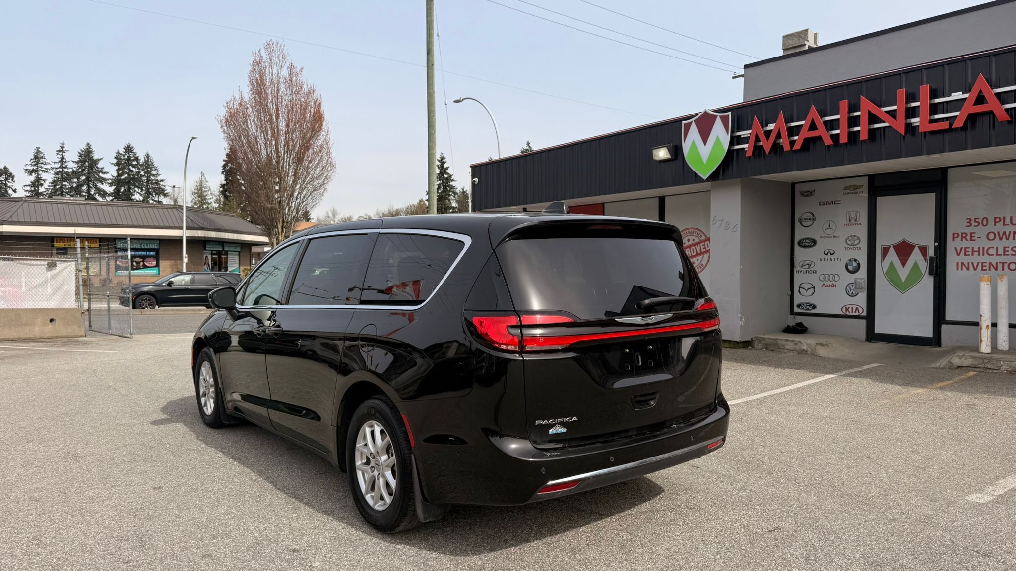 2023 Chrysler Pacifica — view 7