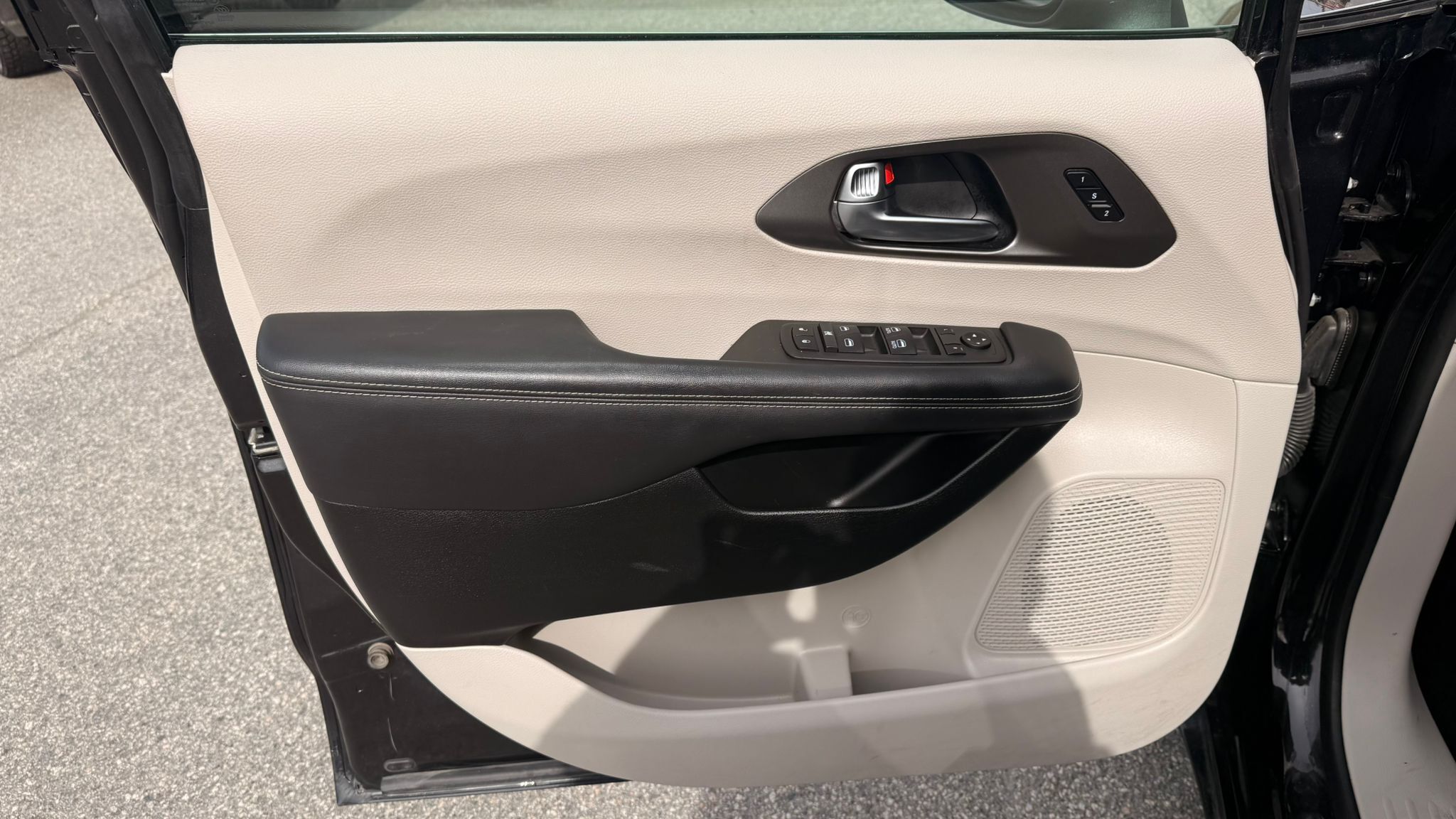 2023 Chrysler Pacifica — view 15