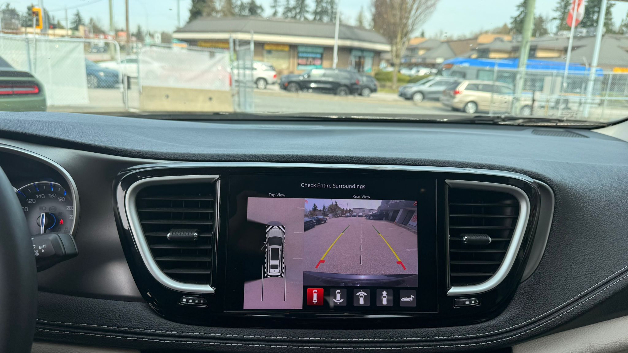 2023 Chrysler Pacifica — view 12