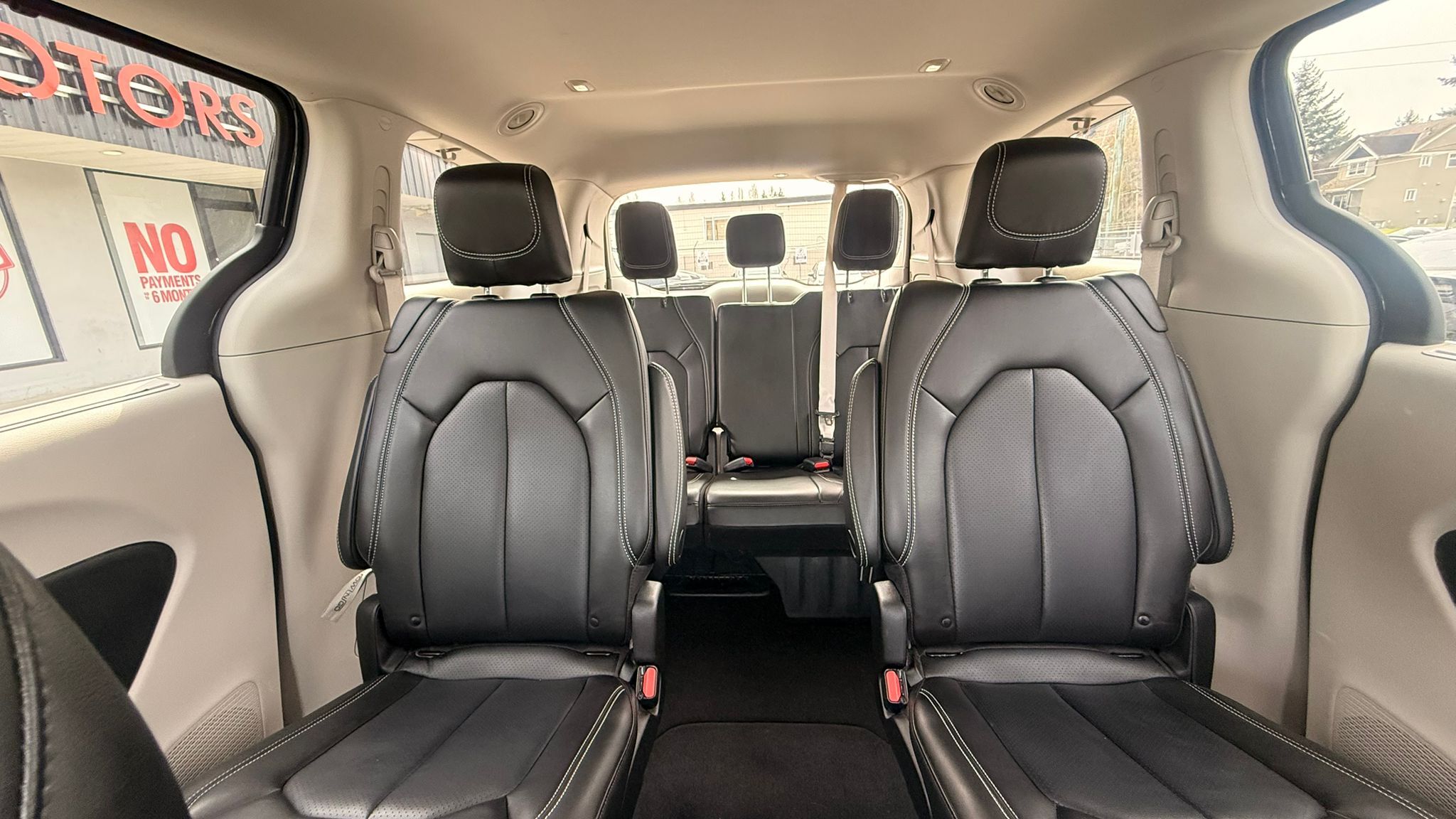 2023 Chrysler Pacifica — view 10