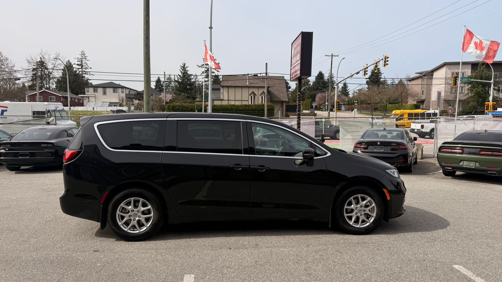 2023 Chrysler Pacifica — view 4