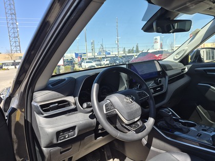used 2025 Toyota Highlander car, priced at $61,995