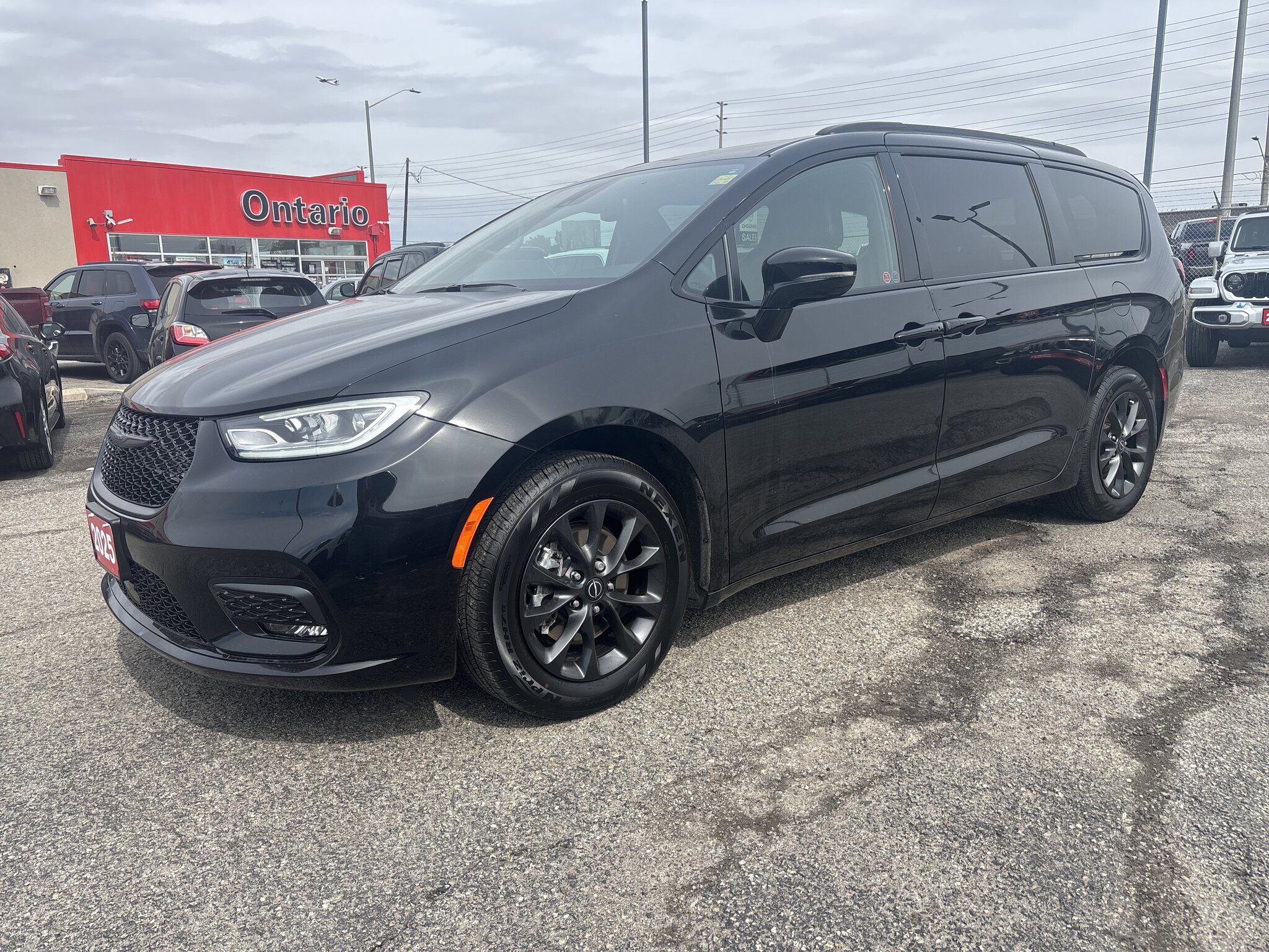 2025 Chrysler Pacifica Select FWD Van