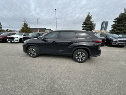 used 2021 Toyota Highlander car, priced at $39,999