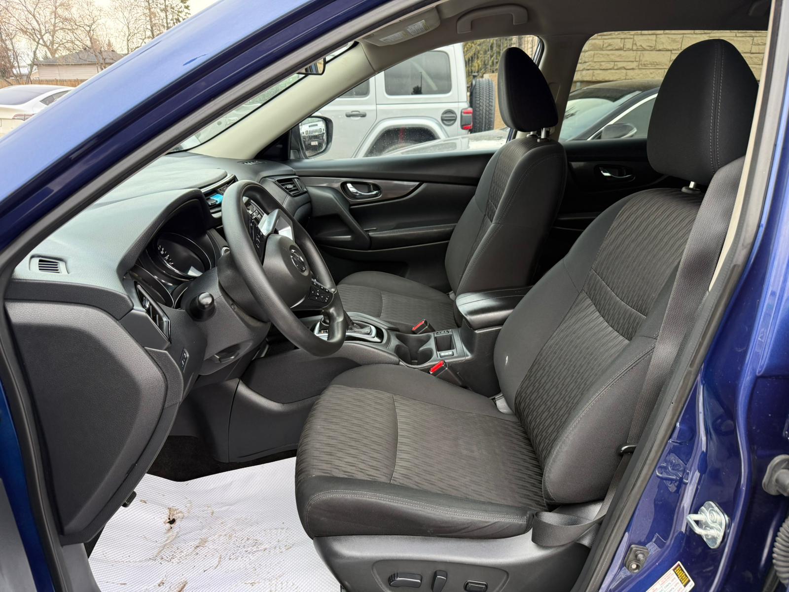 2020 Nissan Rogue — view 8