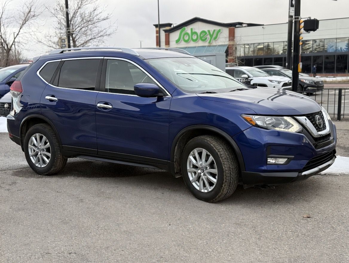 2020 Nissan Rogue — view 3