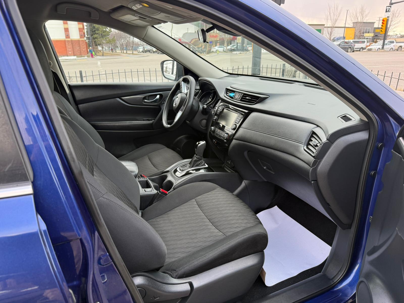 2020 Nissan Rogue — view 9