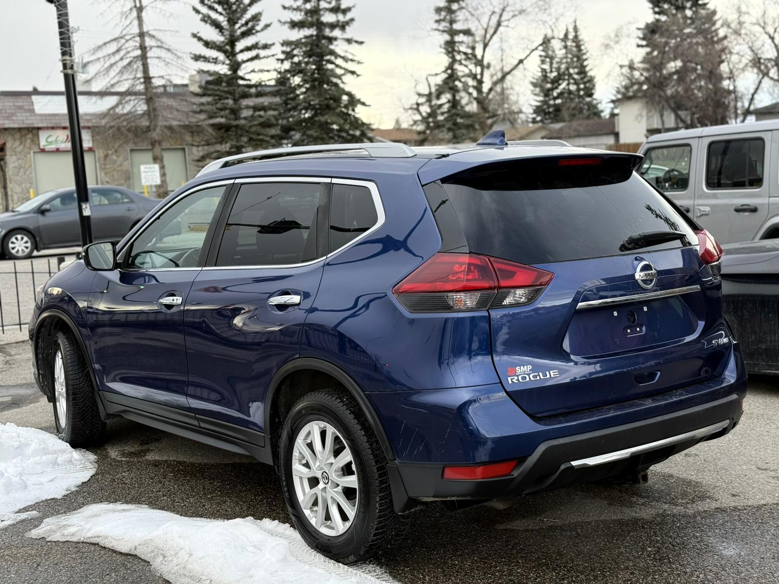 2020 Nissan Rogue — view 6