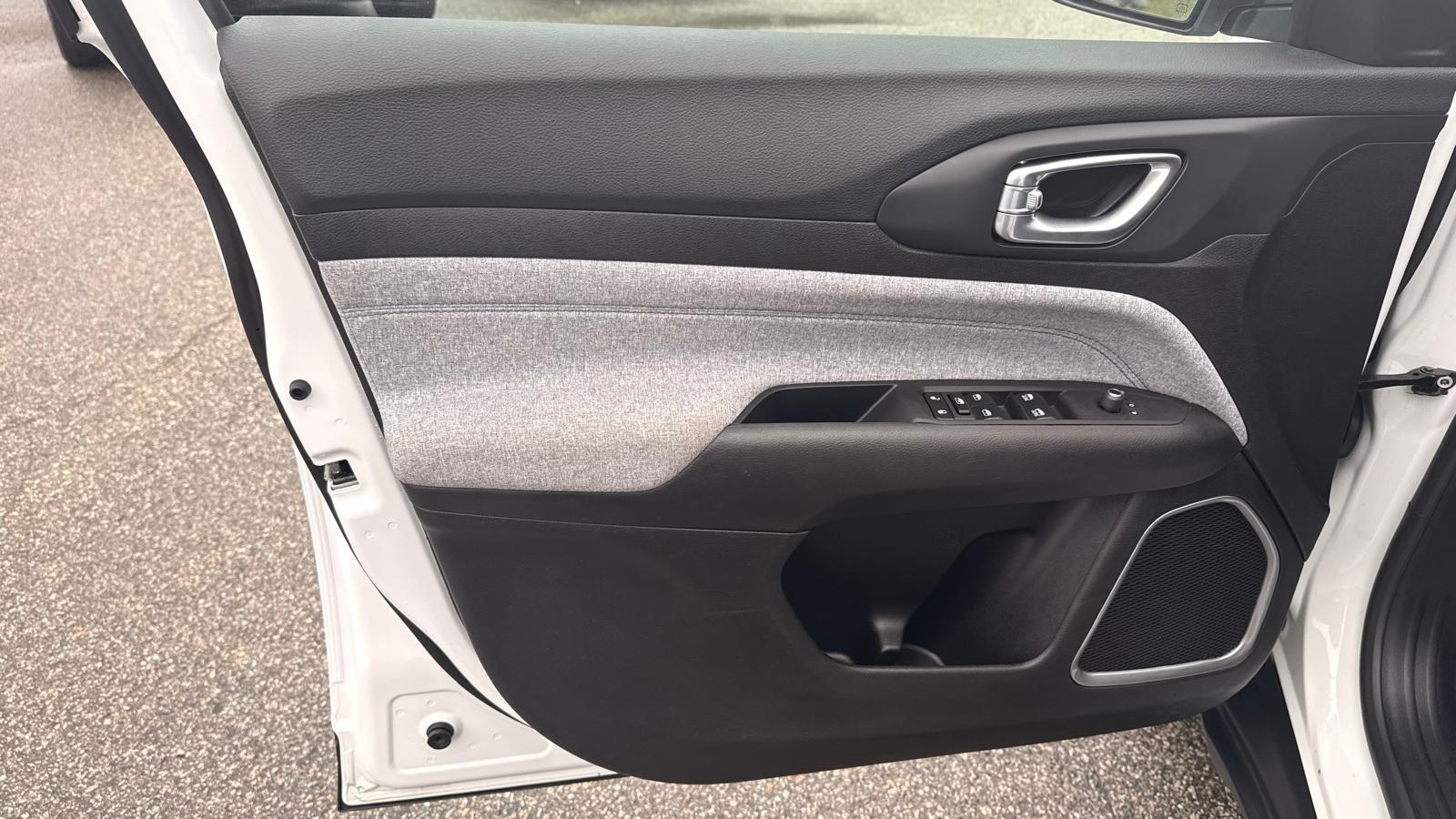 2025 Jeep Compass — view 10