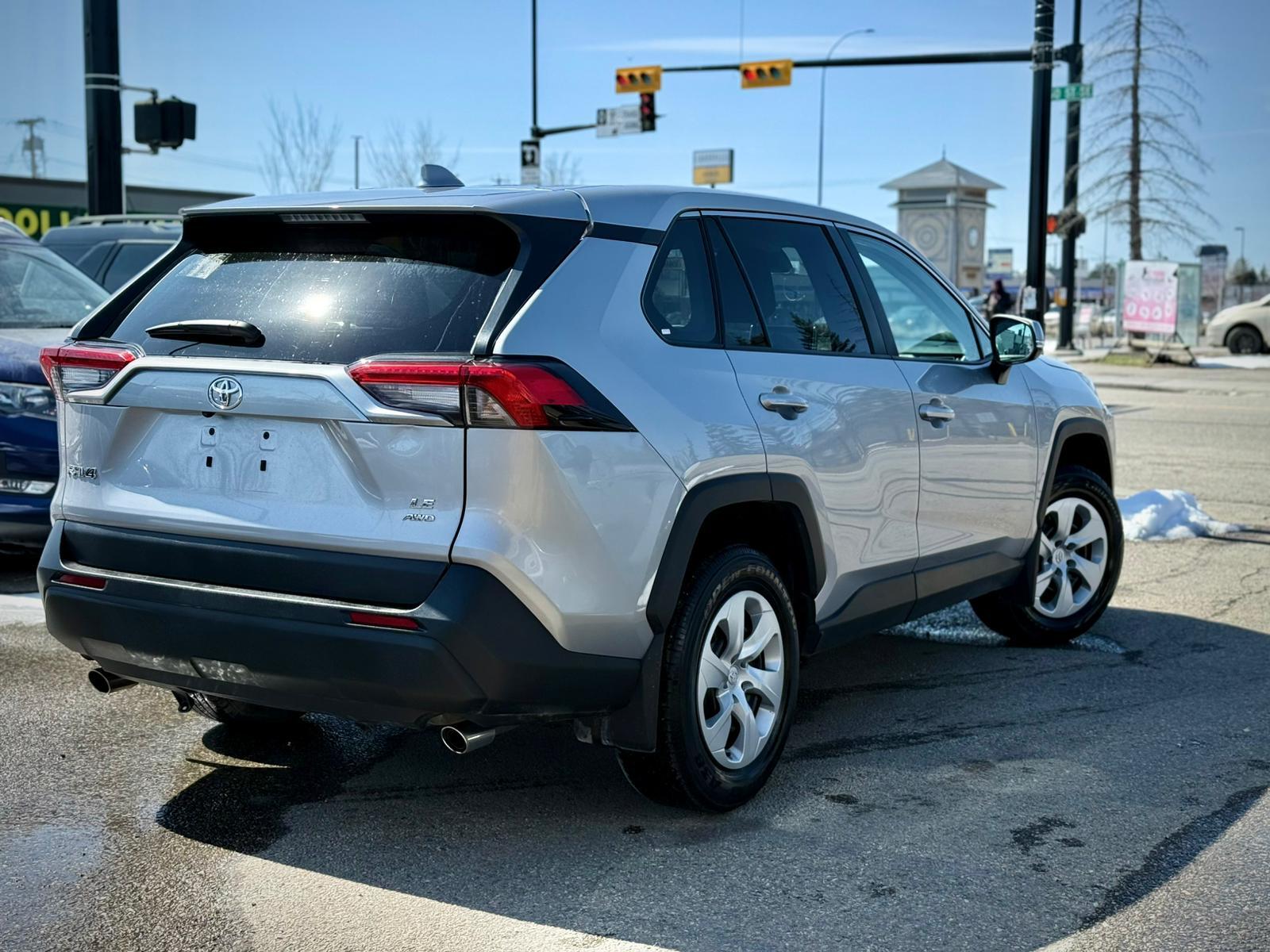 2024 Toyota RAV4 — view 4