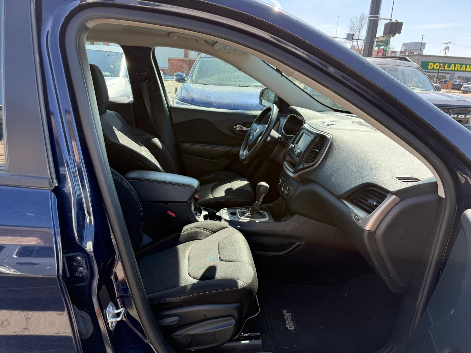 2014 Jeep Cherokee — view 10