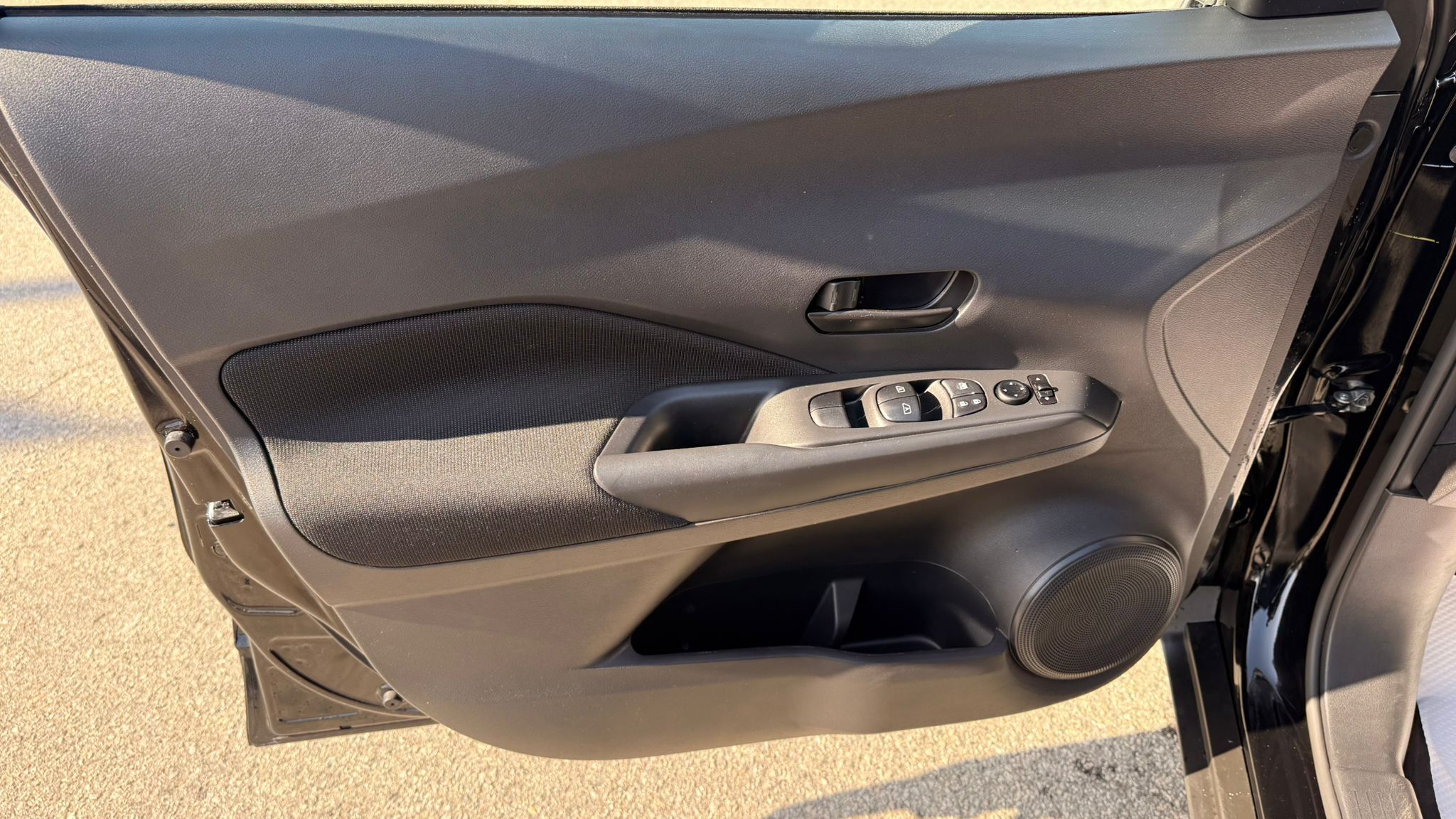 2025 Nissan Kicks Play — view 10