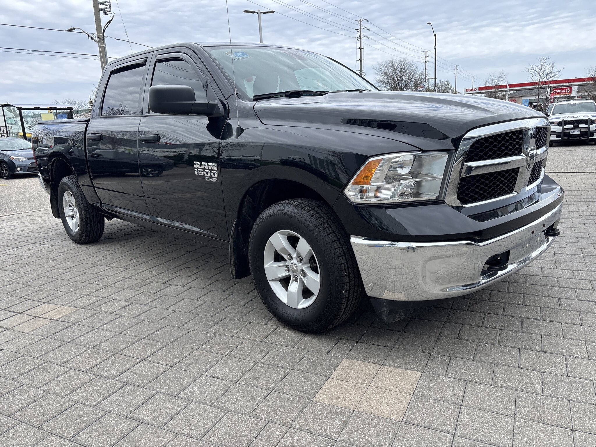 2022 RAM 1500 SLT 4x4 Crew Cab 5'7" Box Truck
