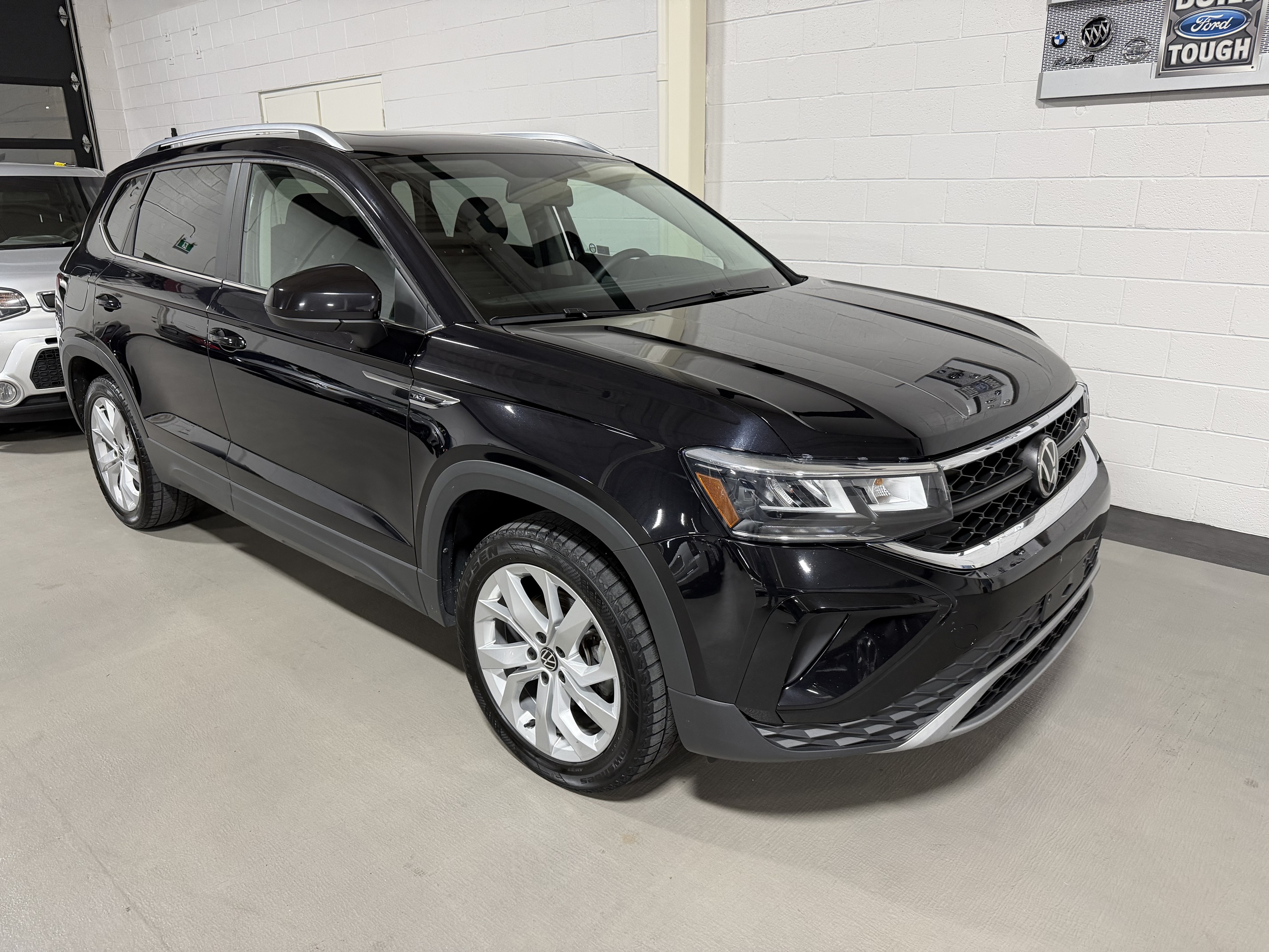 Black 2022 Volkswagen Taos Comfortline 4Motion SUV / Crossover 7-Speed Automatic