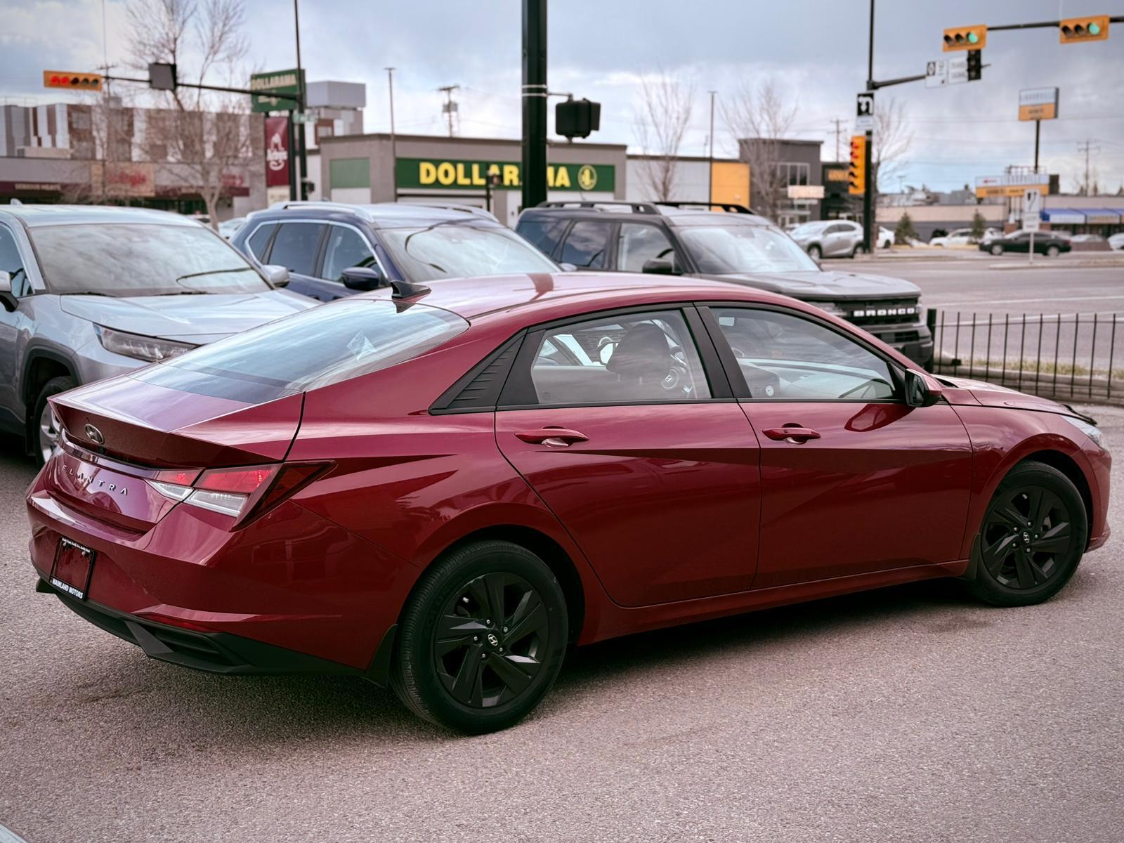 2022 Hyundai Elantra — view 4