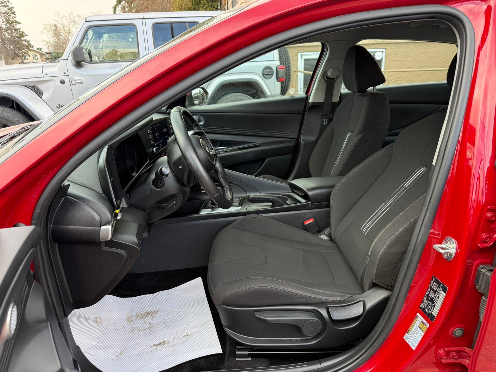 2022 Hyundai Elantra — view 8