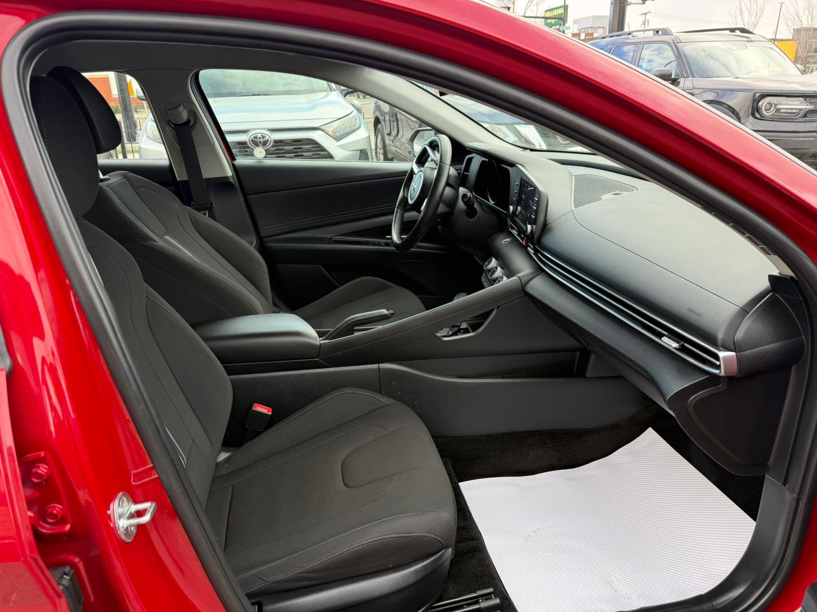 2022 Hyundai Elantra — view 13