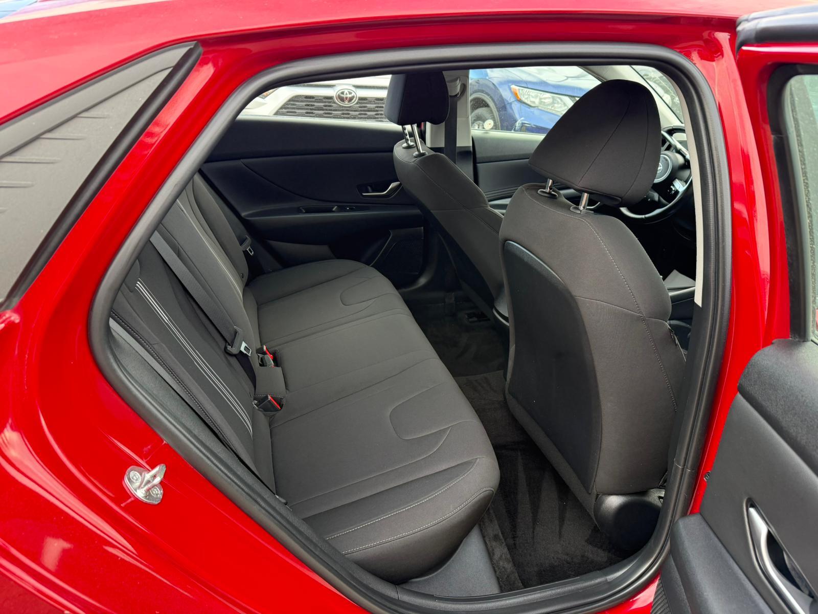 2022 Hyundai Elantra — view 12